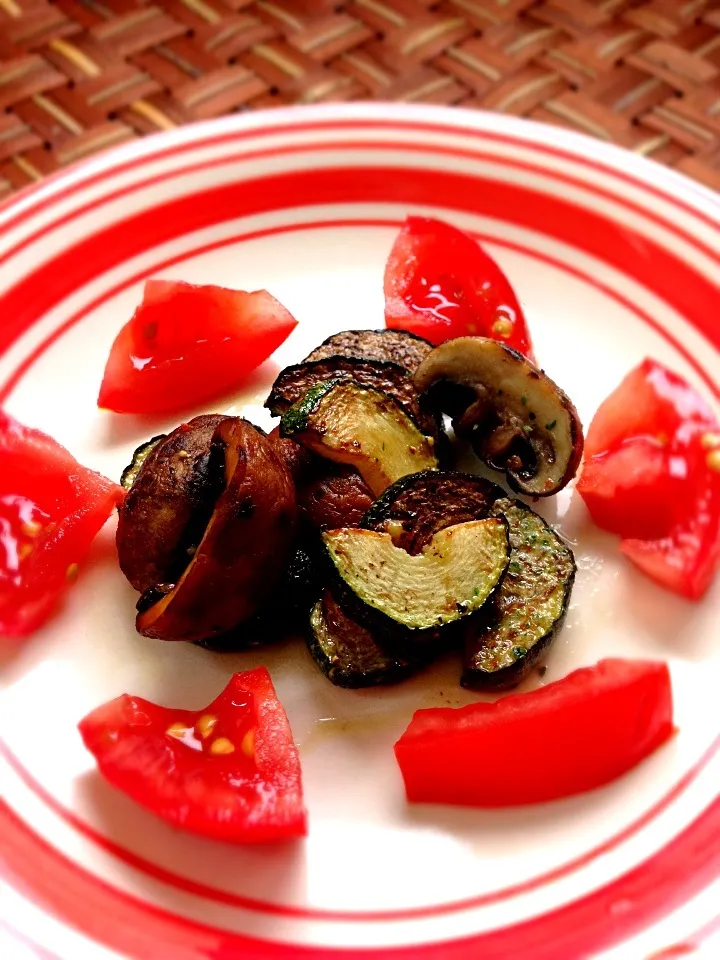 Sautéed zucchini&mushrooms🍄ﾏｯｼｭﾙｰﾑとｽﾞｯｷｰﾆのｿﾃｰ|🌈Ami🍻さん