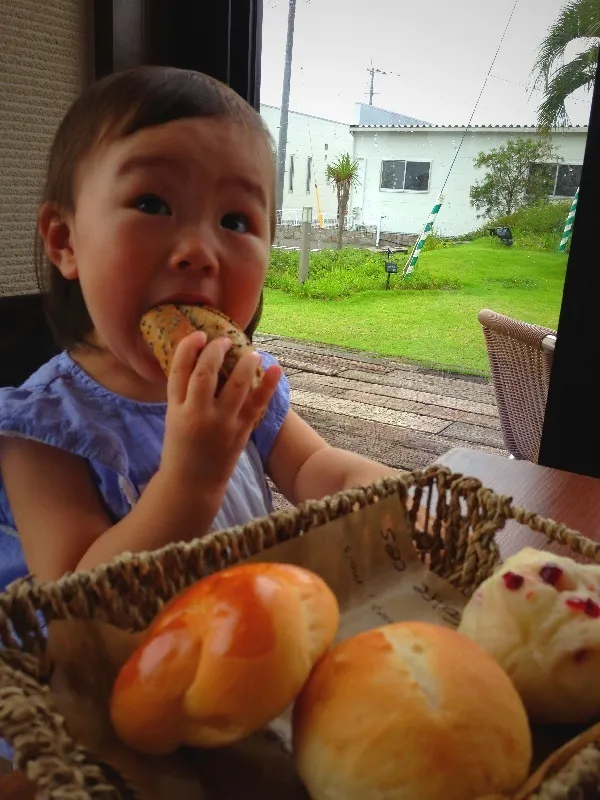 パン屋さんで。かじるときブサイクになるチビです(p_-)|＊みお＊さん