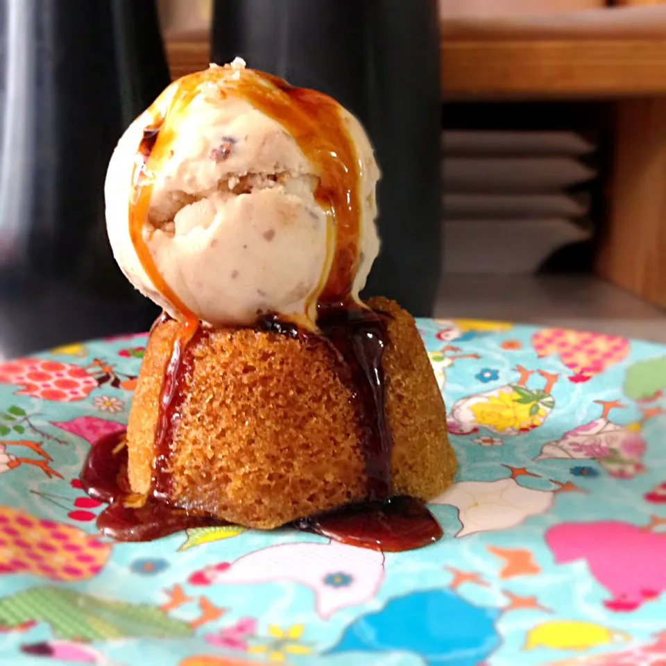 Steamed gula Melaka cake with maple ice cream|willzさん