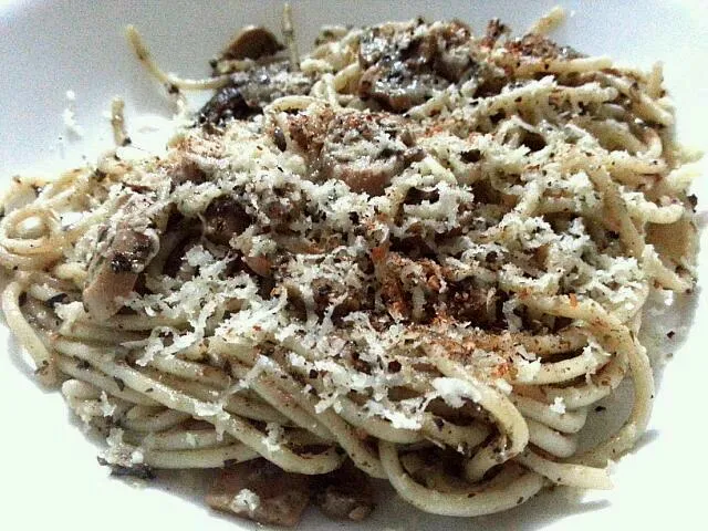 Snapdishの料理写真:left-over spanish sardines and mushroom pesto pasta|joanna vinasさん