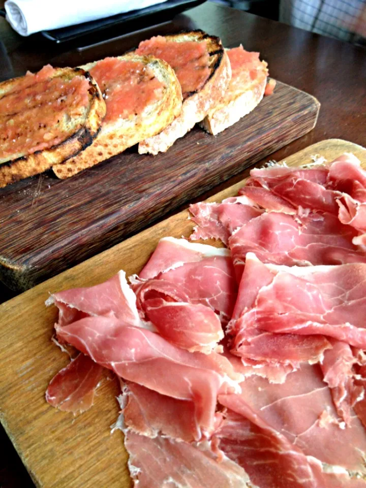 Parma Prosciutto with Garlic Tomato Toast Bread|Yvonne Limさん