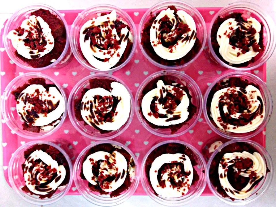 Red velvet trifle in a cup with cream cheese frosting and chocolate syrup. This week is a week of red velvet !!!|Sweetaddictsさん