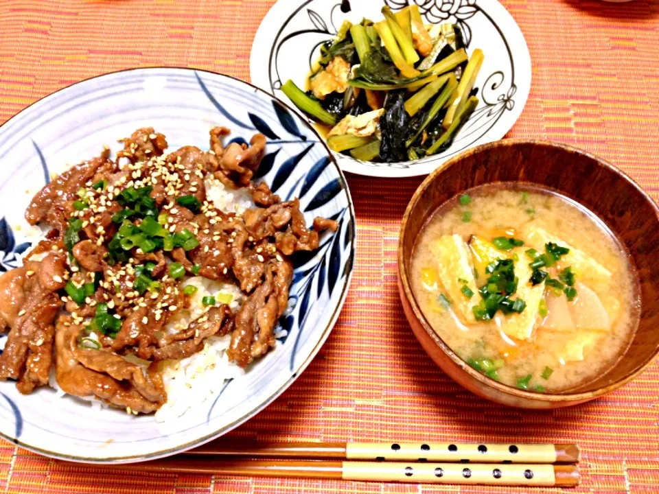 豚肉の甘辛丼、小松菜と揚げの煮物、お味噌汁♡|yuiさん