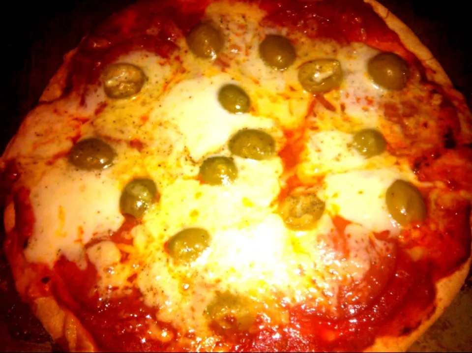 Snapdishの料理写真:Olive, salami and mozzarella|Trudie Grechさん