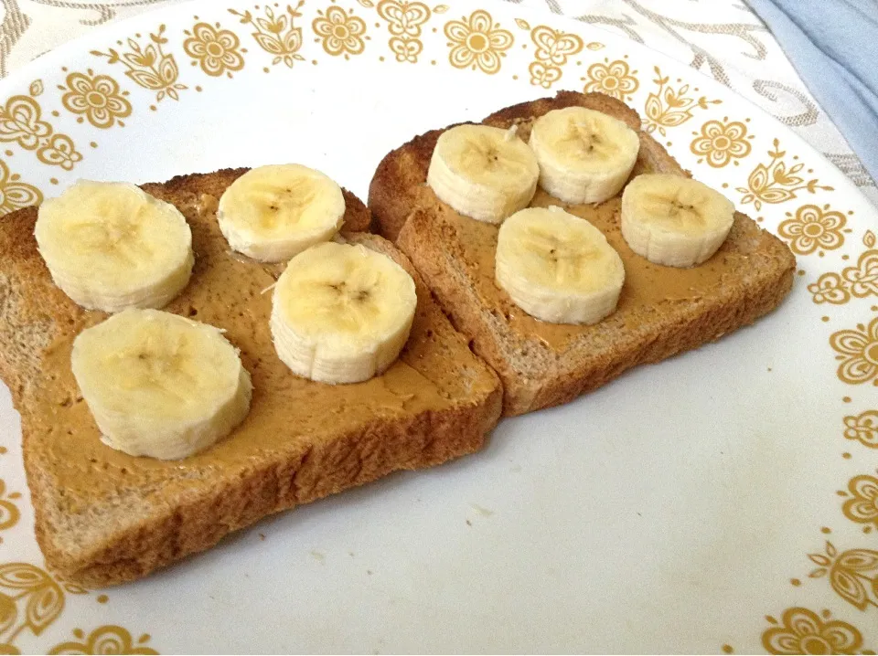 Peanut butter and banana on wheat bread|oliviaさん