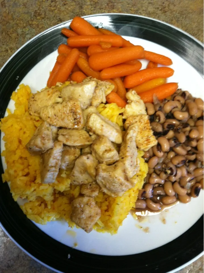 Yellow rice, chicken with Black Eyed Peas and baby carrots|robb revereさん