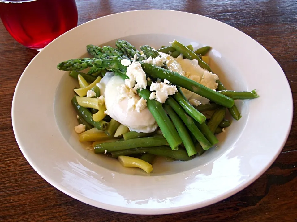 Poached egg with beans, asparagus, lemon vinaigrette and goats cheese.|kipper's kitchenさん