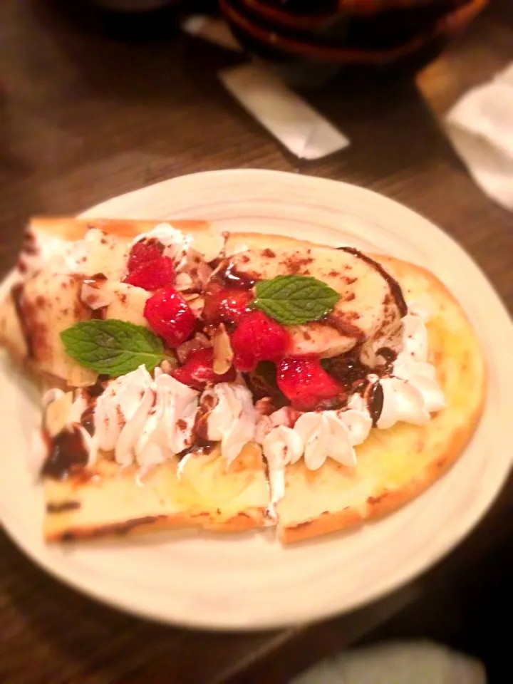 Snapdishの料理写真:Chocolate Banana Long Pizza （チョコバナナロングピザ）|Polar Bearさん