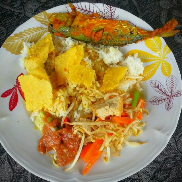 traditional Negeri Sembilan (NS) malay lunch in Sri Menanti...it consists of pineapple cooked with coconut milk, small chillis, tumeric & salted fish...very pop|yapさん