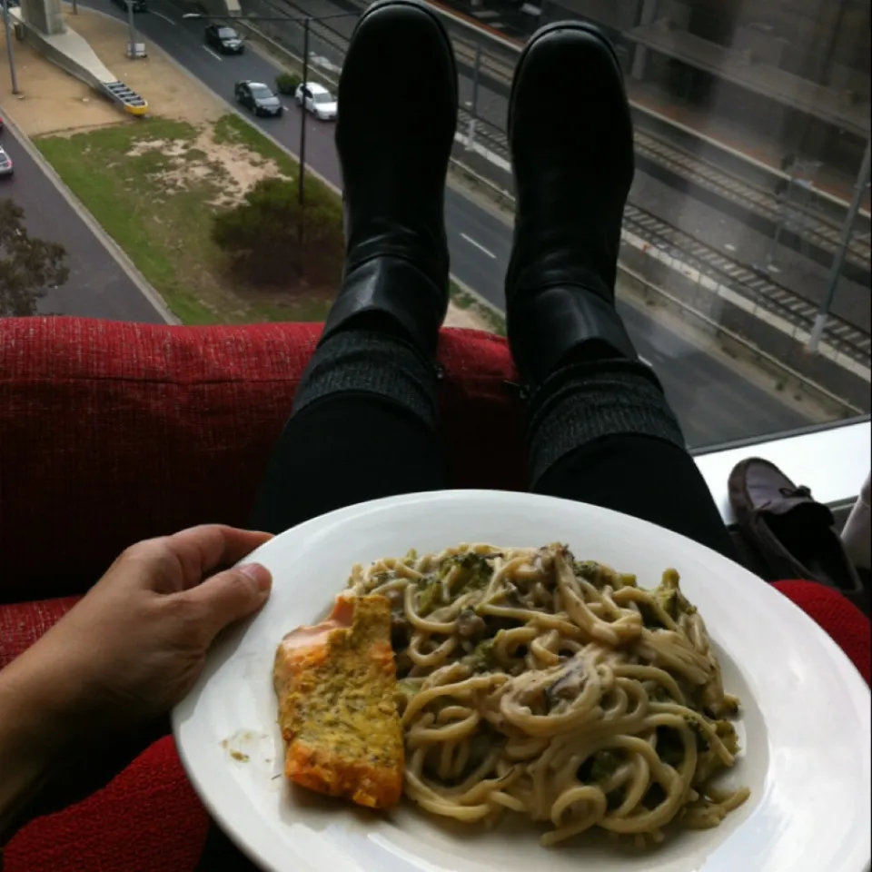 Baked Salmon with Linguini in Creamy Mushroom & Broccoli Sauce|@projecthoneypotさん