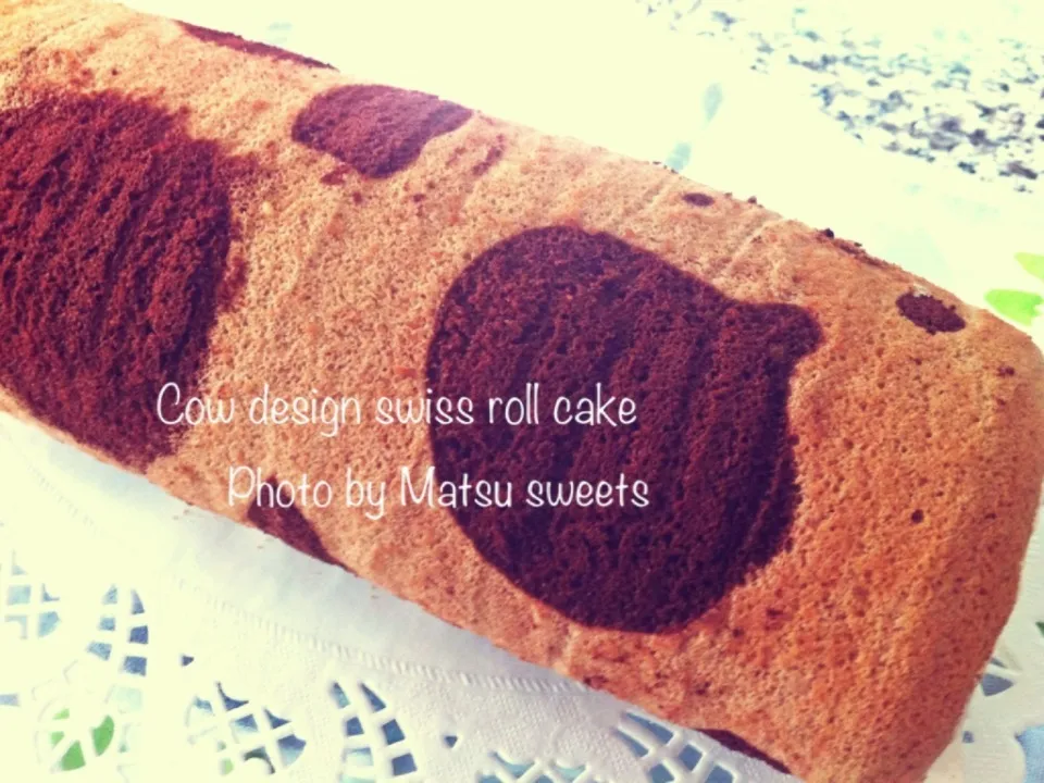 Snapdishの料理写真:Cow design Swiss roll cake|Matsu sweetsさん