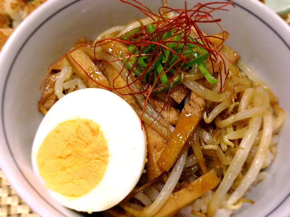 Snapdishの料理写真:鶏ハムともやしのオイスターソース炒め丼っ❗😋|みほままこさん