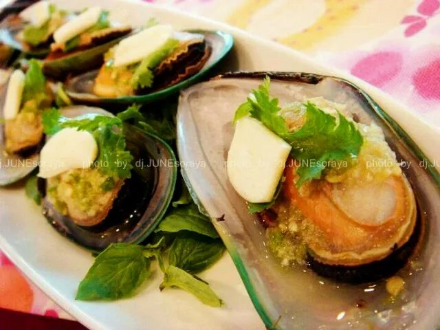 Sea mussel garnished with garlic and seafood sauce : หอยแมลงภู่ทรงเครื่อง|JuneSorayaさん