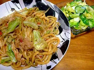 焼きうどん、キャベツときゅうりのナムル風|すーさん