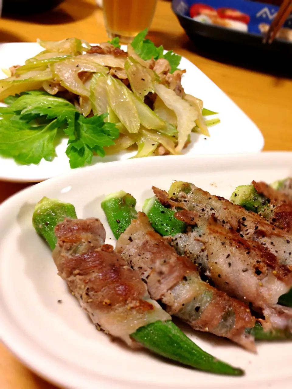 セロリと豚肉の炒め物とオクラの豚肉巻きʕ•̫͡•ʔ♬✧|かよさん