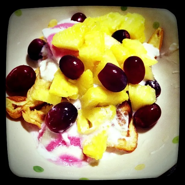 Pancake with ice cream & fruit topping...|yuliaさん