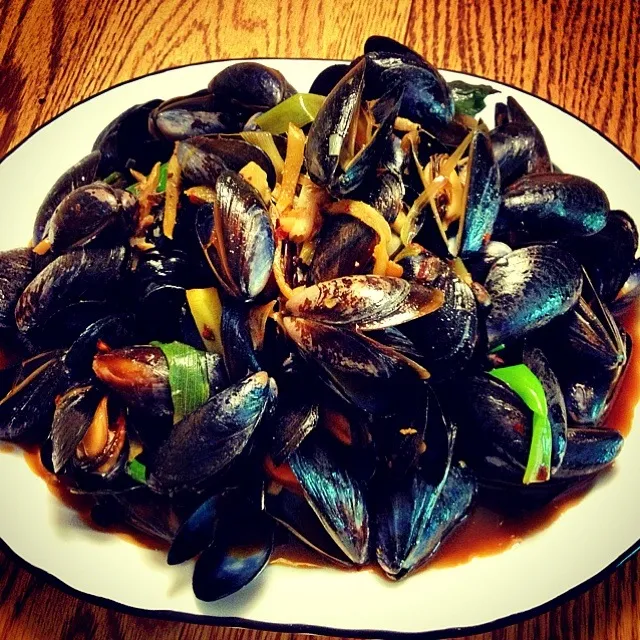 Stir-fried mussels with ginger and a scallions|Miranda ♪(´ε｀ )さん