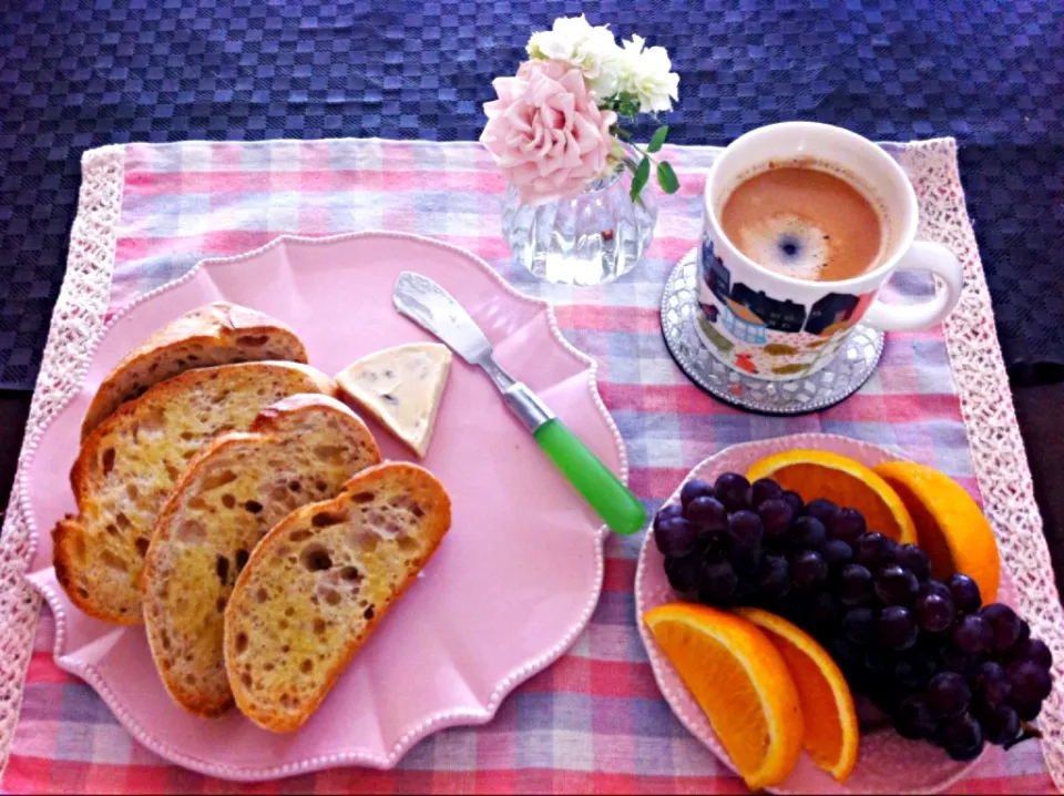 パンとフルーツとコーヒーのシンプル朝ごはん|こんぶさん