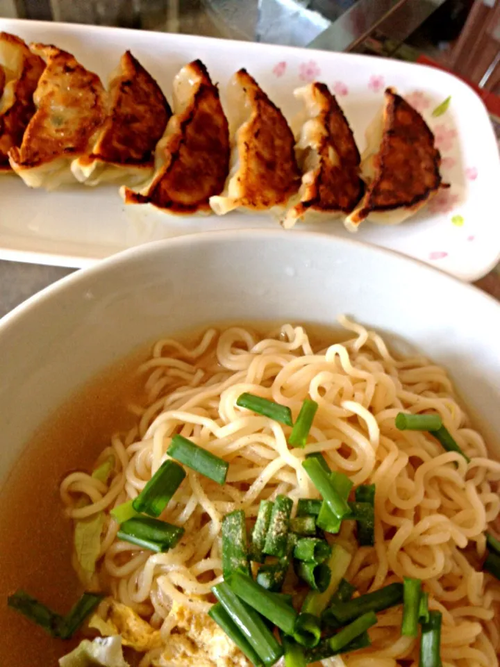 Lazy brunch of instant noodles and gyoza|Ong Sor Fernさん