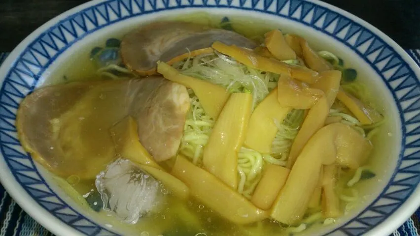 中村屋の塩冷やしラーメンなるものを作ってみた。かなりさっぱりで夏バテで食欲不振時にはいいかも。|SATOSHI OOCHIさん