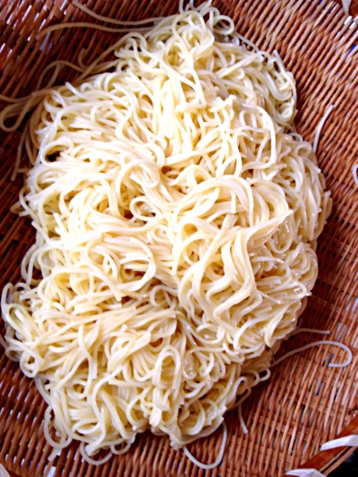 たんかんそうめん。奄美特産の柑橘類たんかんを織り込んだもの、写真では分かりにくいですがちょとオレンジ色で香りがほんのり、美味。住用村のマングローブパーク近くでゲット。|honeyhunterさん