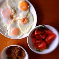 Snapdishの料理写真:簡単夕飯♫ツナそぼろと目玉焼き🍳サラダ|むっちゃさん