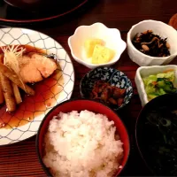 Snapdishの料理写真:ぶり煮魚定食|Satoさん