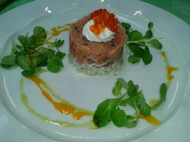 Wild king salmon. Tar tar wish cucumber dill salad crem freche and salmon caviar|chef Meganさん