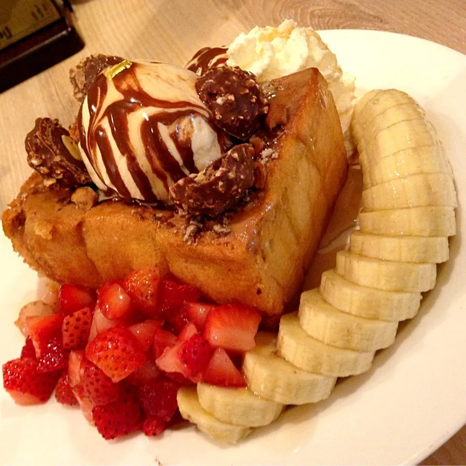 Snapdishの料理写真:Ferrero Toast +strawberry +banana 😊|Sujigaさん