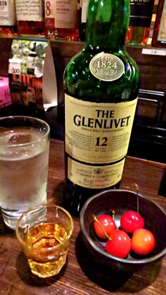 Snapdishの料理写真:GLENLIVET12と山形県の佐藤錦|uchikawa hiroshiさん