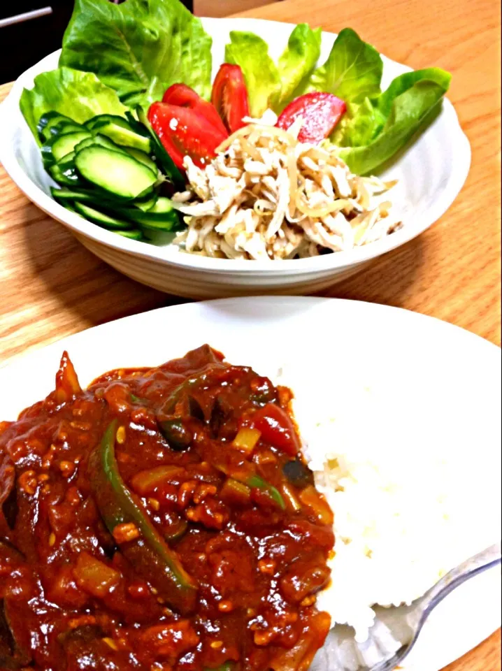 Snapdishの料理写真:夏野菜キーマカレー 鶏胸肉のサッパリサラダ|ヒラっぴーさん