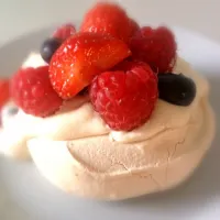 Mini summer berries pavlova|Kerri Theakerさん