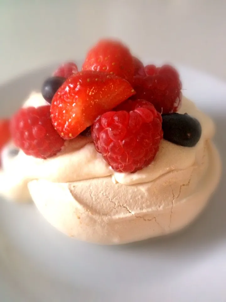 Mini summer berries pavlova|Kerri Theakerさん