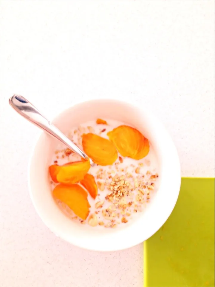 Breakfast - Oats, nuts, milk & Sharon fruit|rachelさん