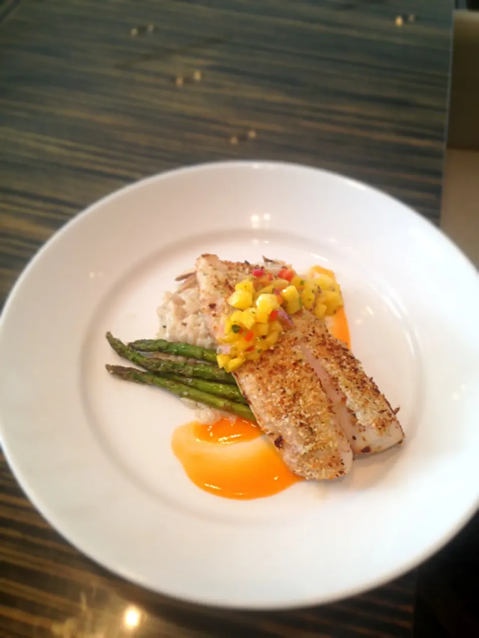 Broiled snapper with a wild mushroom risotto grilled asparagus and a red pepper coulis and garnished with mango salsa|zac sayersさん