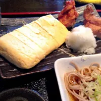 Snapdishの料理写真:出し巻き卵と唐揚げ定食。|tetsuさん