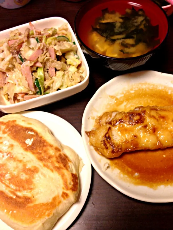 カレイの照り焼き、キンピラごぼうのサラダ、わかめと豆腐の味噌汁、ピッツァ生地のパン|IGGYさん