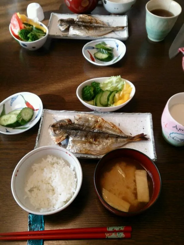 アジの開き、豆腐と油揚げの味噌汁、サラダ|さとこさん