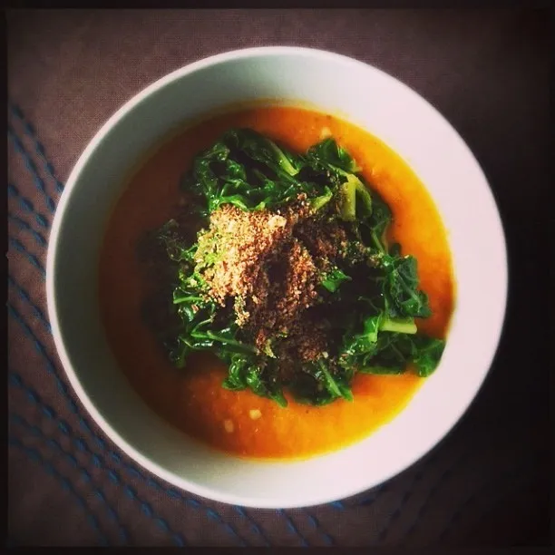 Carrot soup and kale seasoned with coconut oil and lime and sprinkled with ground flaxseed and walnut - very delicious!|Sharing Plates blogさん