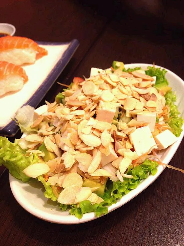 avocado tofu salad with roasted almonds
dip with mayo wasabi. it taste lovely!|joey limさん