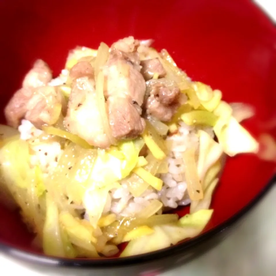 【ウチごはん】豚と野菜炒め丼|renさん