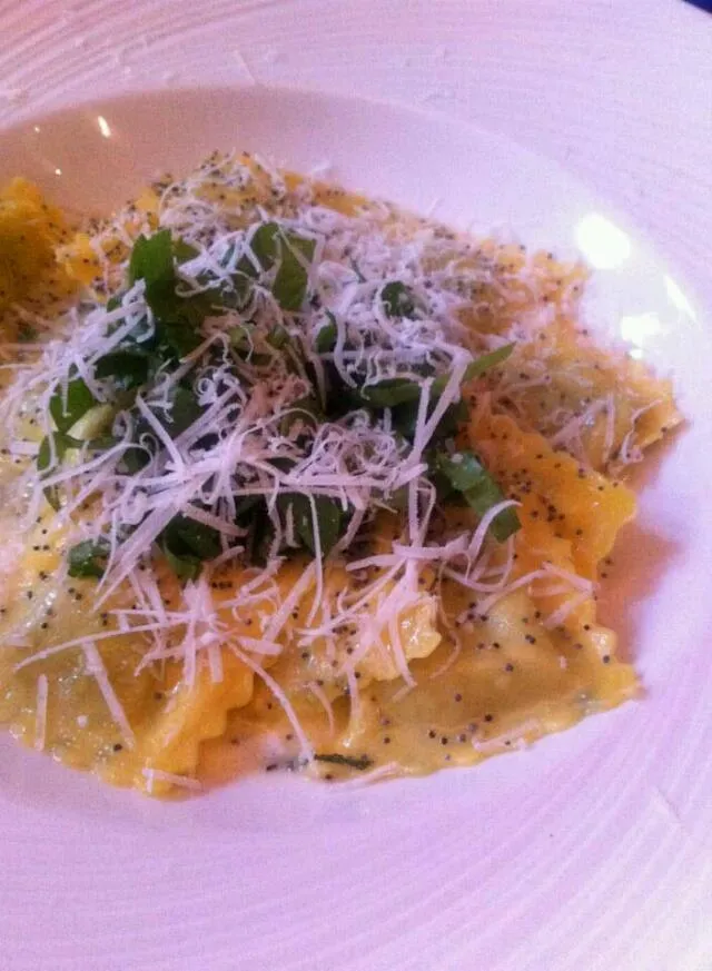 Ravioli topped with spinach, poppy seeds ans freshly grated parmesan|Cindyさん