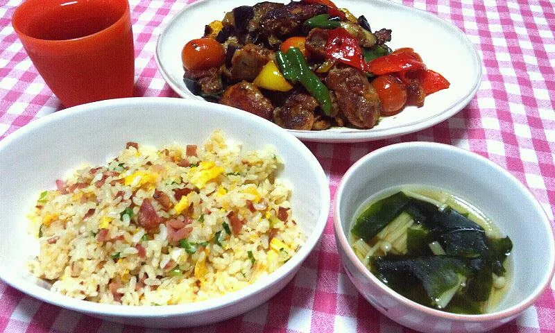 炒飯(焼豚･卵･青ねぎ)、夏野菜とチキンのグリル(鶏もも肉･茄子･ピーマン･赤&黄パプリカ･プチトマト)、スープ(わかめ･えのき)|まあるさん