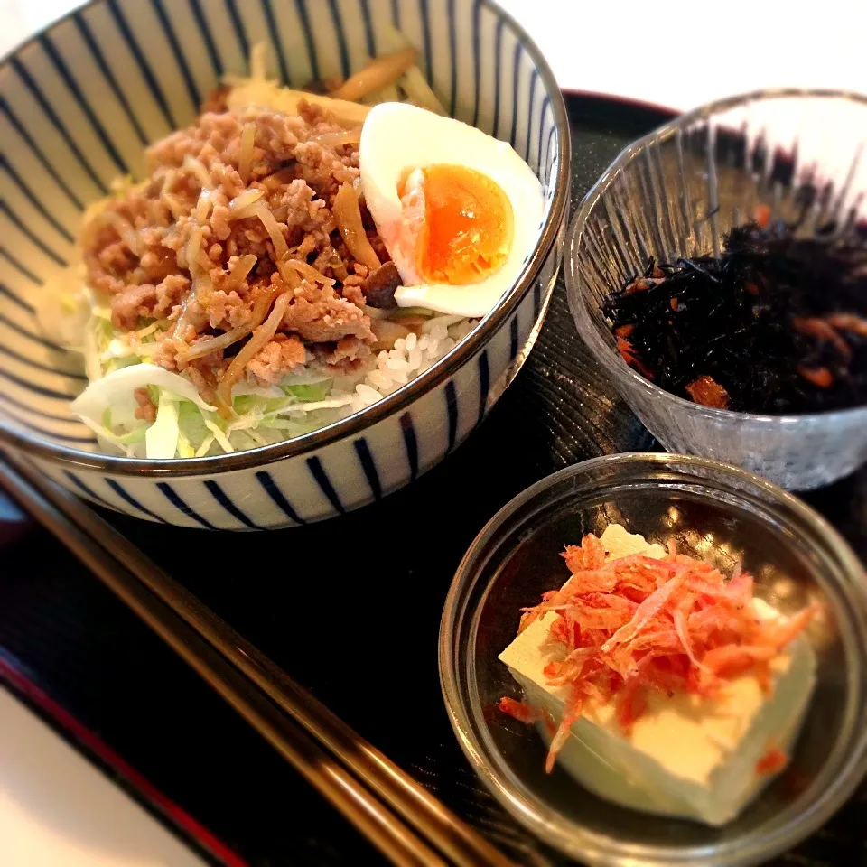 鶏そぼろ丼♥冷や奴♥ひじきの煮物|あねらさん