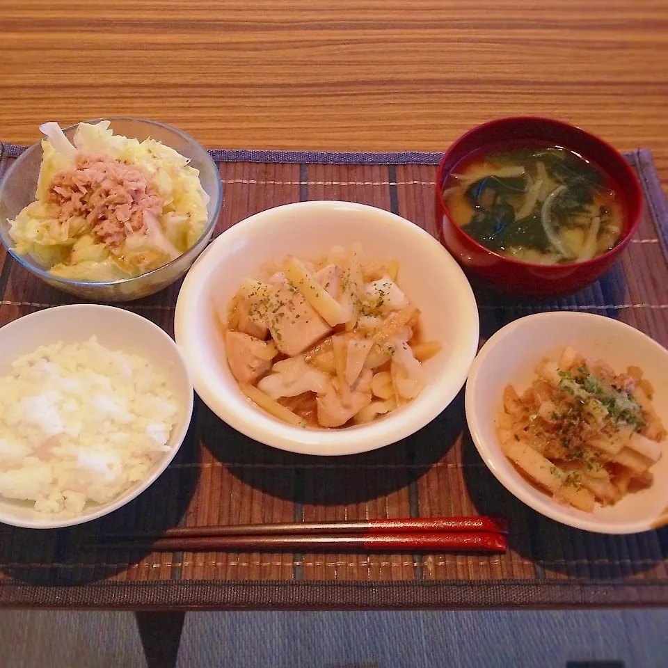 鶏肉じゃがいもキャベツの炒め煮、大根の炒め物、サラダ|はるさん