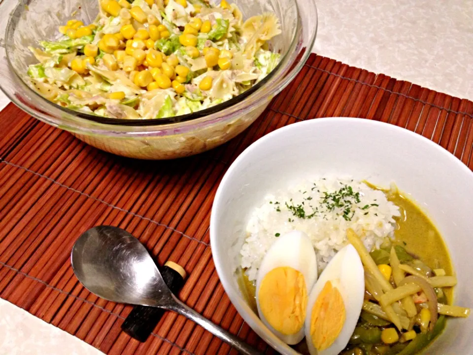 みきやんさんのエコゆで卵乗っけイエローカレー🍛とマカロニサラダ🍴|みきぴょん♪さん