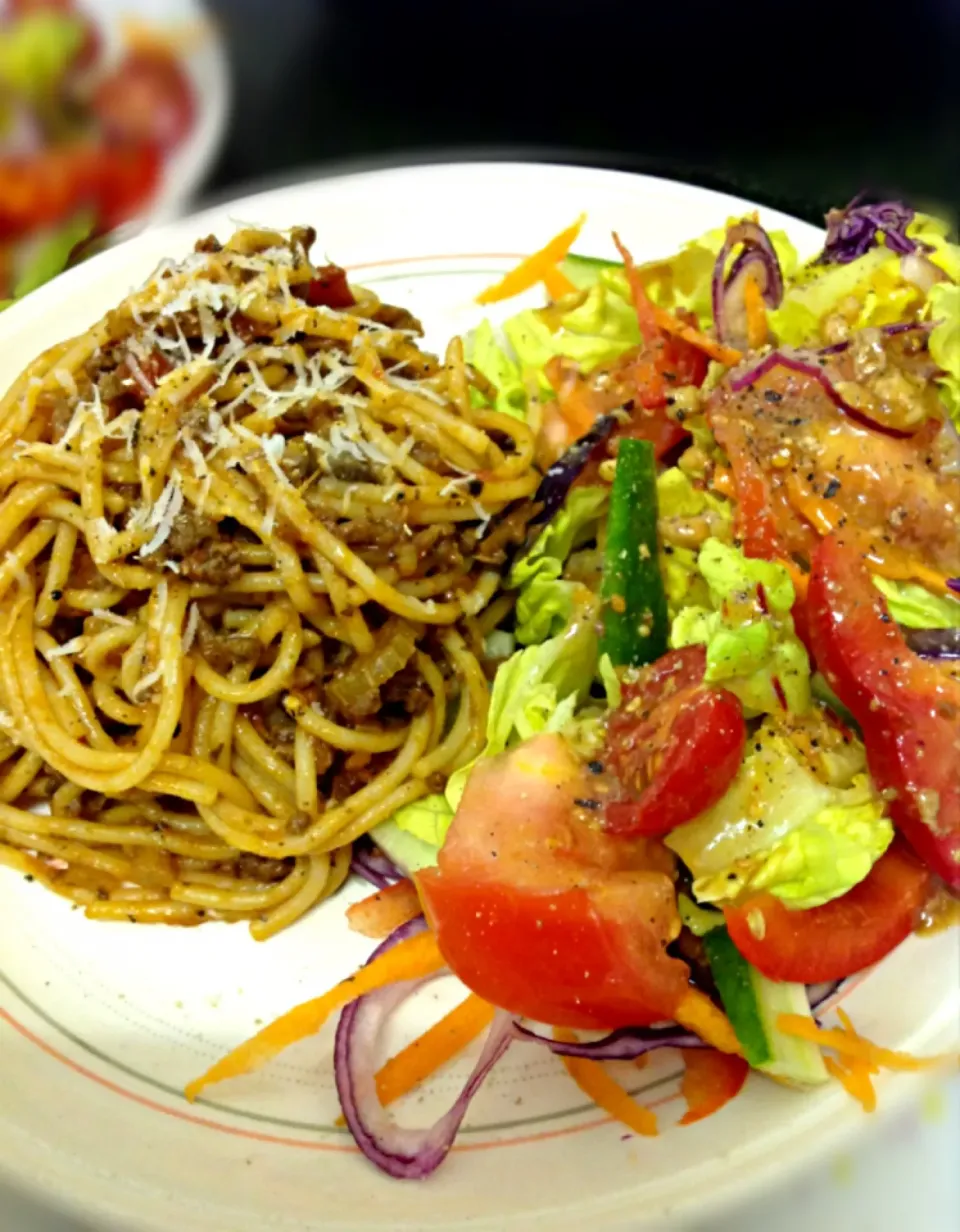 Snapdishの料理写真:Spaghetti Meat sauce with mix salad peanut sauce ミートソース炒めスパゲティ、ミックスサラダピーナッツドレッシング|ずきみくさん