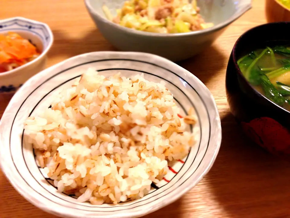 Snapdishの料理写真:押麦御飯と味噌汁と副菜|ユキさん