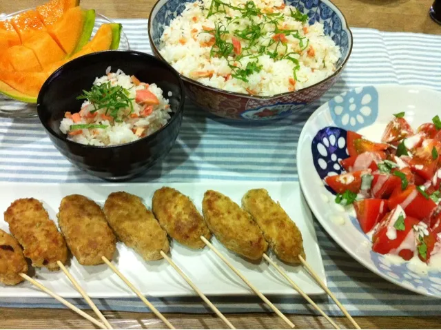 豆腐入りふんわり豚つくね棒・紅塩鮭と青じそ酢飯ごはん・冷やしトマトのバジルサラダ・夕張メロン|まーままさん