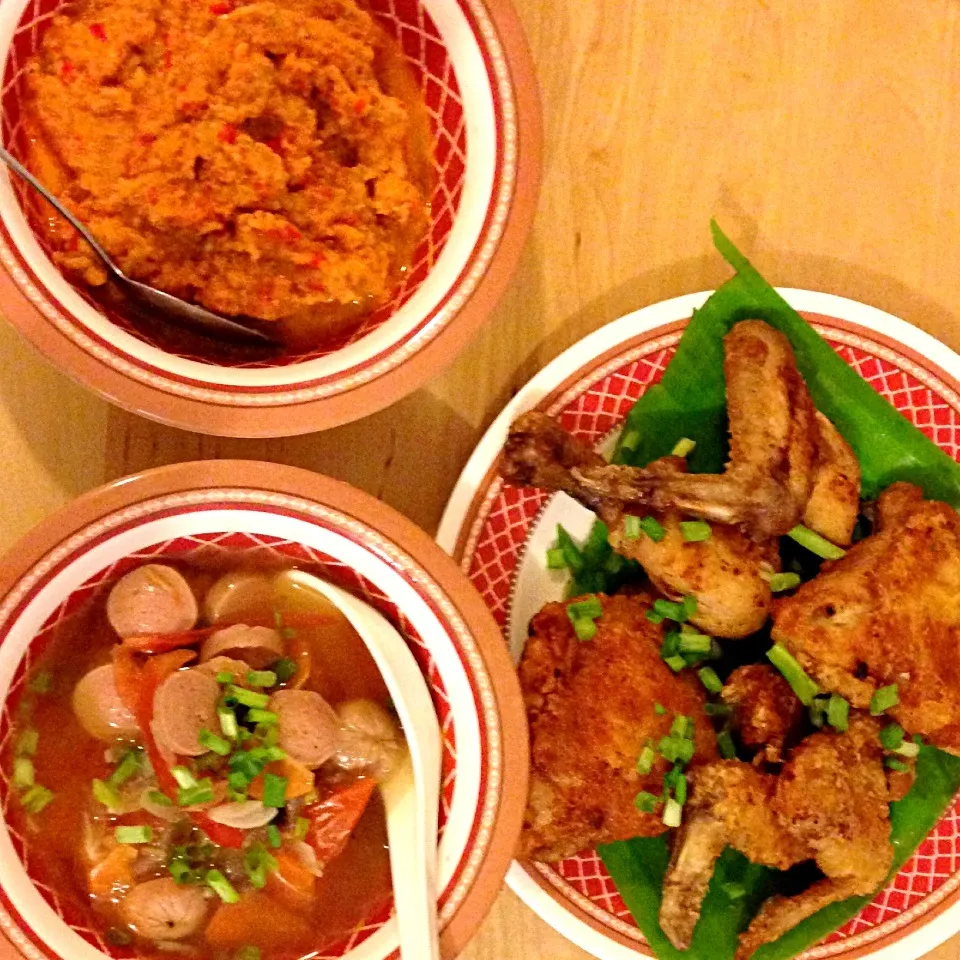 Fried chicken, 'sambal ayam penyet' ,and vegetable with chicken franks.|noorabitaさん